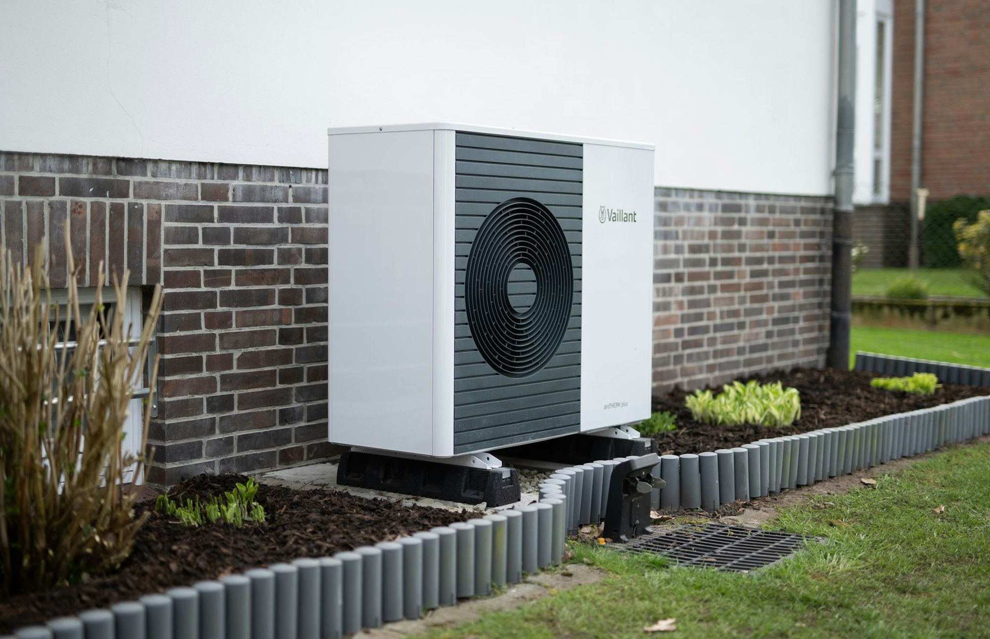 Energieeffizient heizen und Maßnahmen kombinieren: Wärmepumpen kann man mit Strom der eigenen Photovoltaik betreiben.
