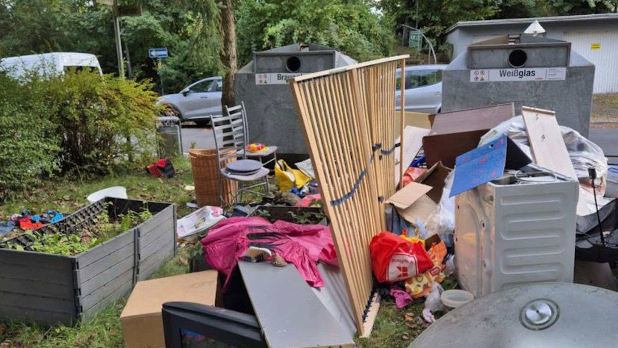Das Foto zeigt eine wilde Müllkippe
