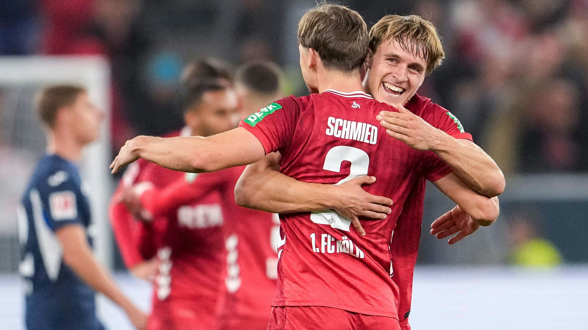 Starkes Duo in der FC-defensive: Joel Schmied (Nr. 2, l.) und Timo Hübers jubeln nach dem Schlusspfiff in Hoffenheim.