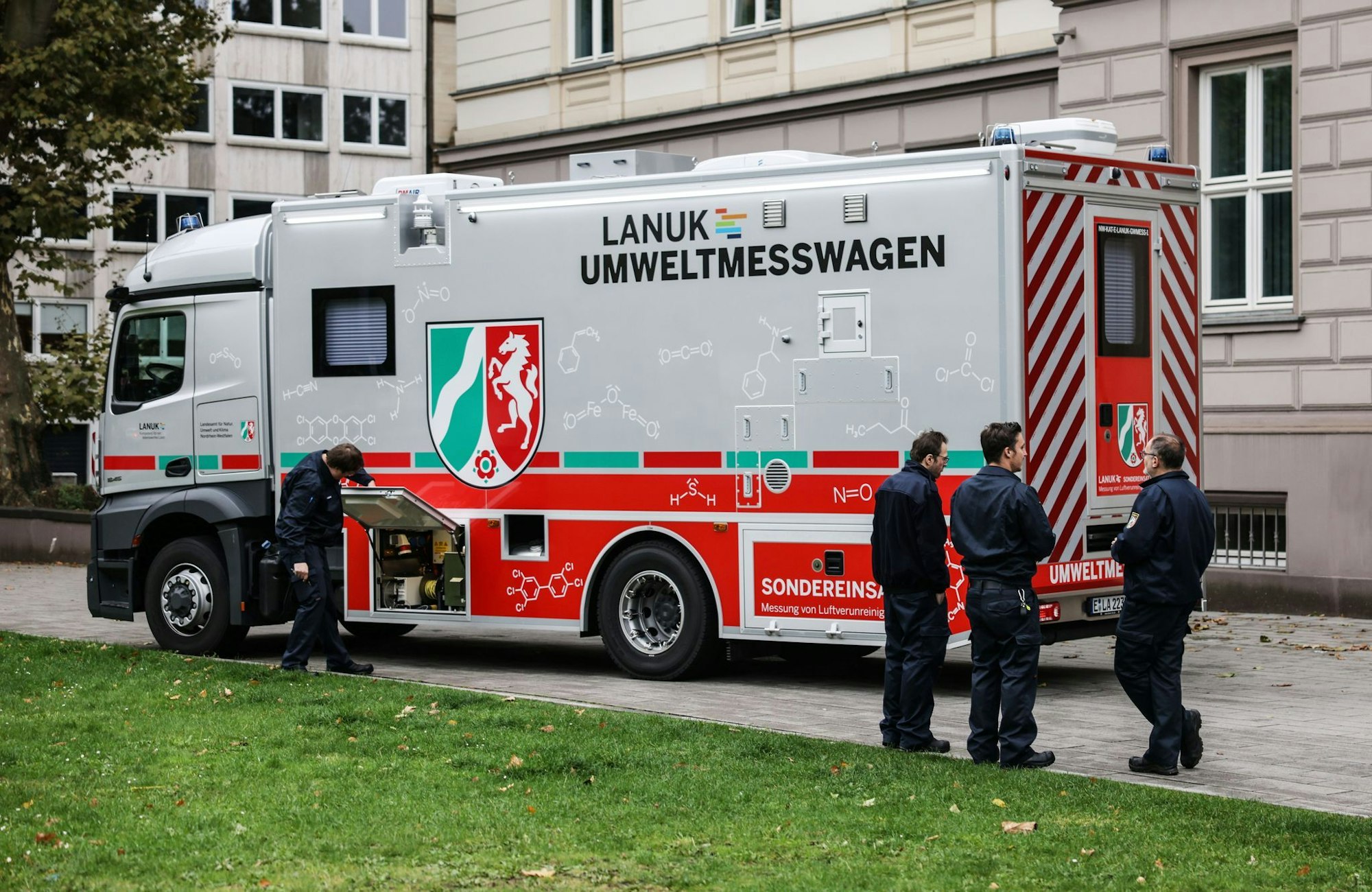 Der Umweltmesswagen kann vor Ort gerichtsfeste Proben sichern.