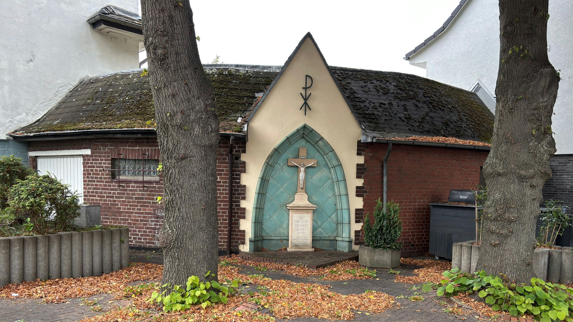 Gedenkstätte mit Kreuz an der Einmündung der Aegidiusstraße.