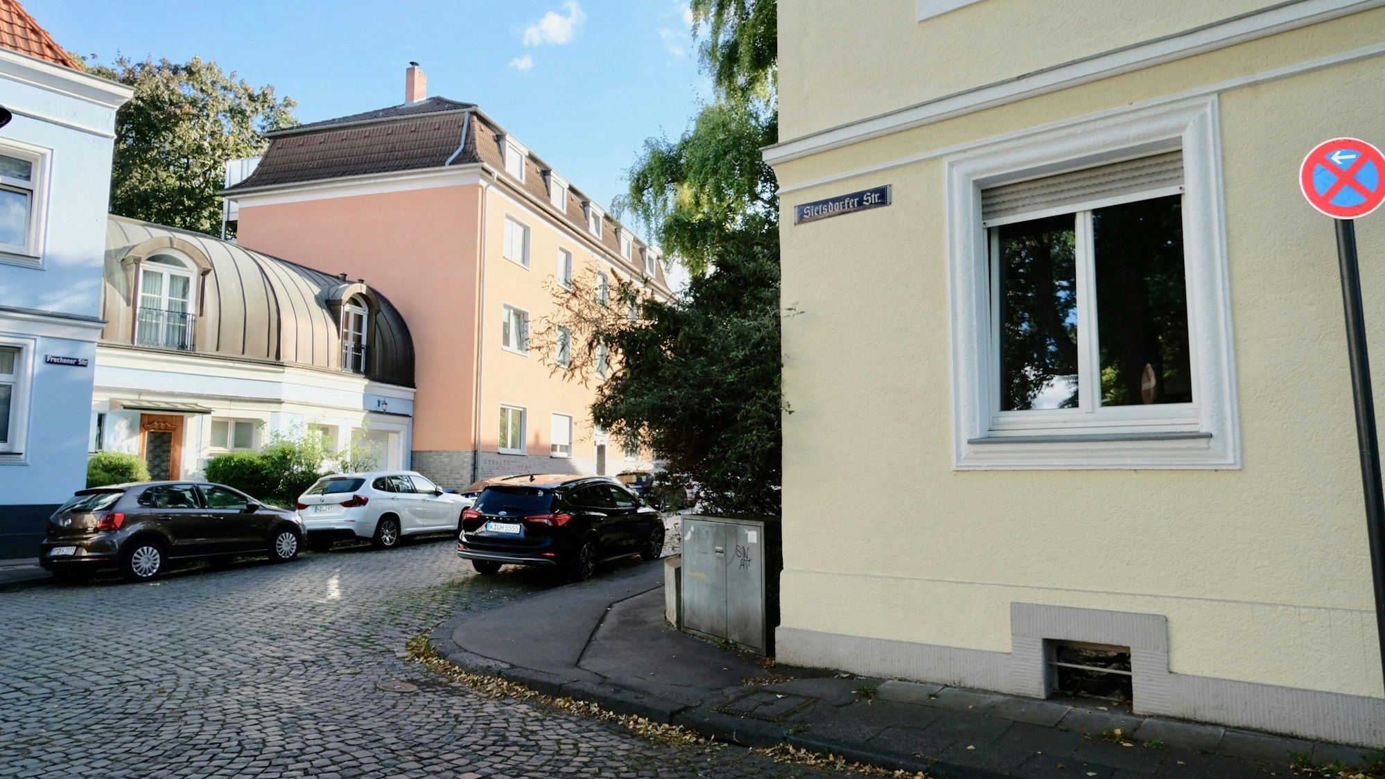 Die Einmündung zur Frechener Straße in Lindenthal.
