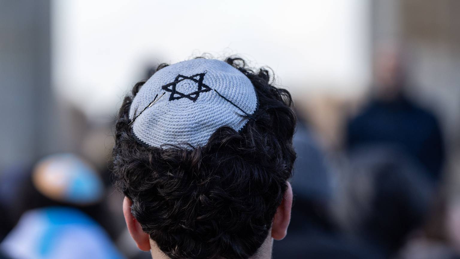 Berlin: Ein Teilnehmer trägt eine Kippa mit Davidstern auf der Kundgebung zum Europäischen Jüdischen Jugendkongress.