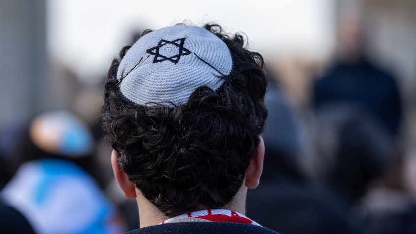 Berlin: Ein Teilnehmer trägt eine Kippa mit Davidstern auf der Kundgebung zum Europäischen Jüdischen Jugendkongress.