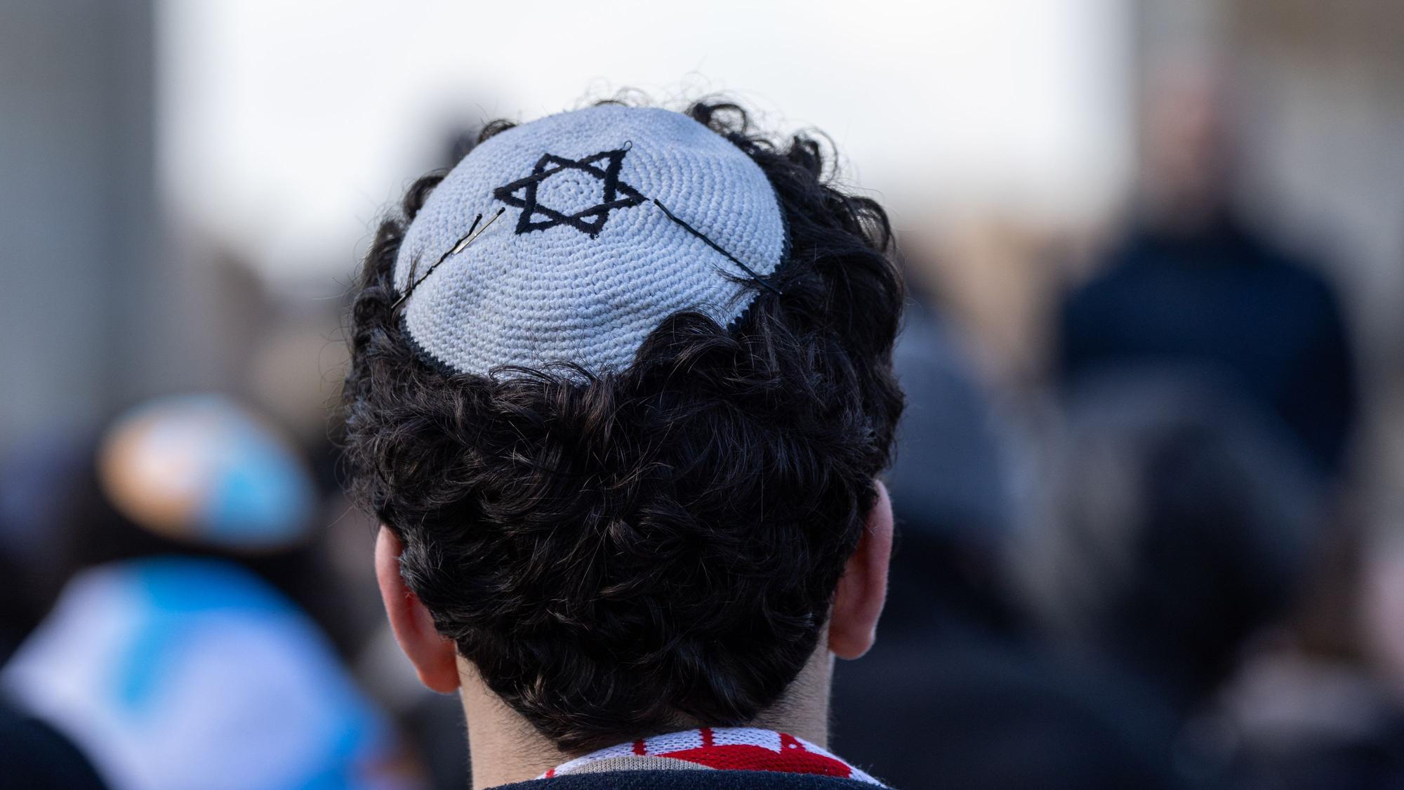 Berlin: Ein Teilnehmer trägt eine Kippa mit Davidstern auf der Kundgebung zum Europäischen Jüdischen Jugendkongress.