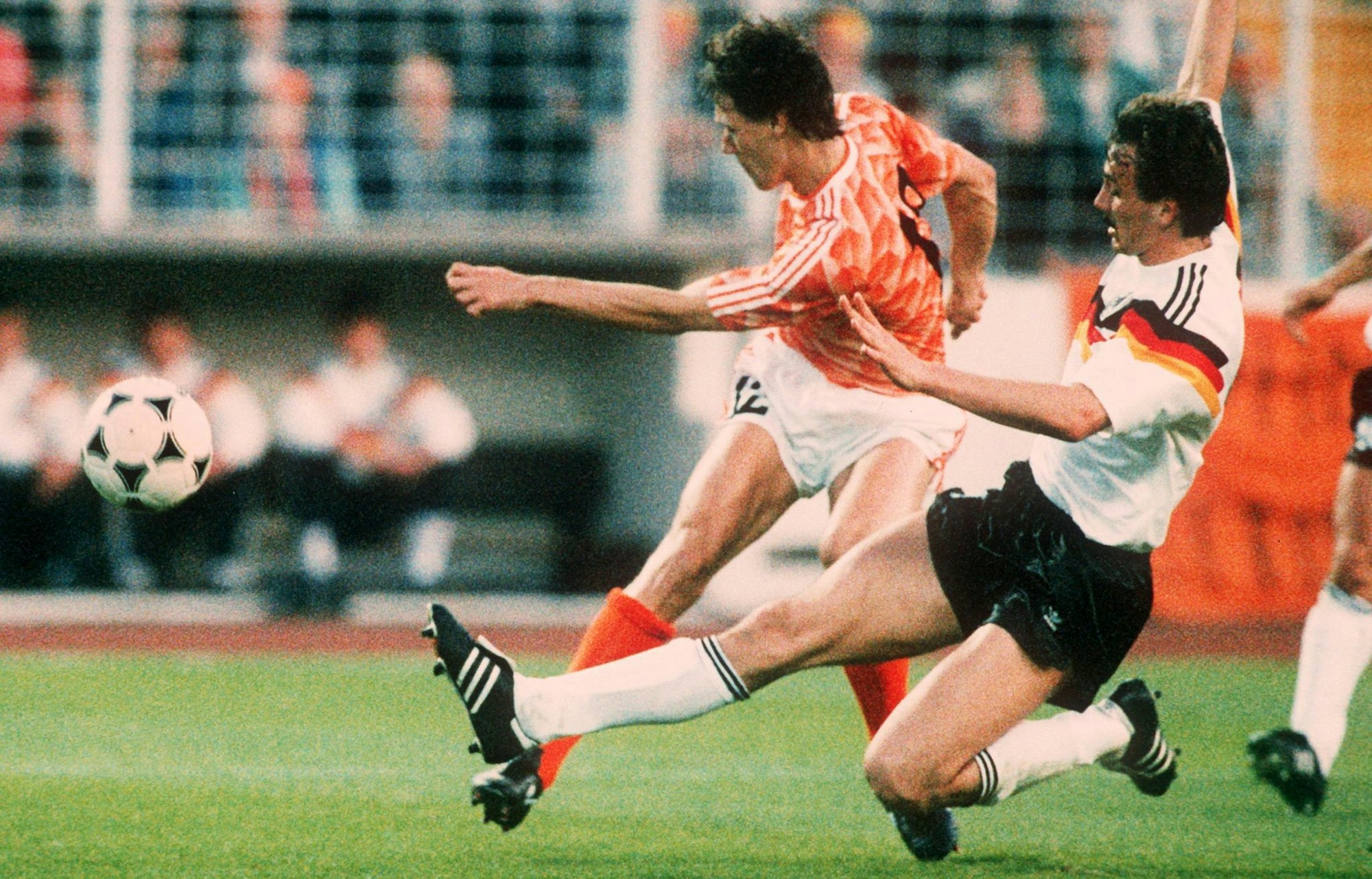 Jürgen Kohler im Duell mit Marco van Basten bei der EM 1988.
