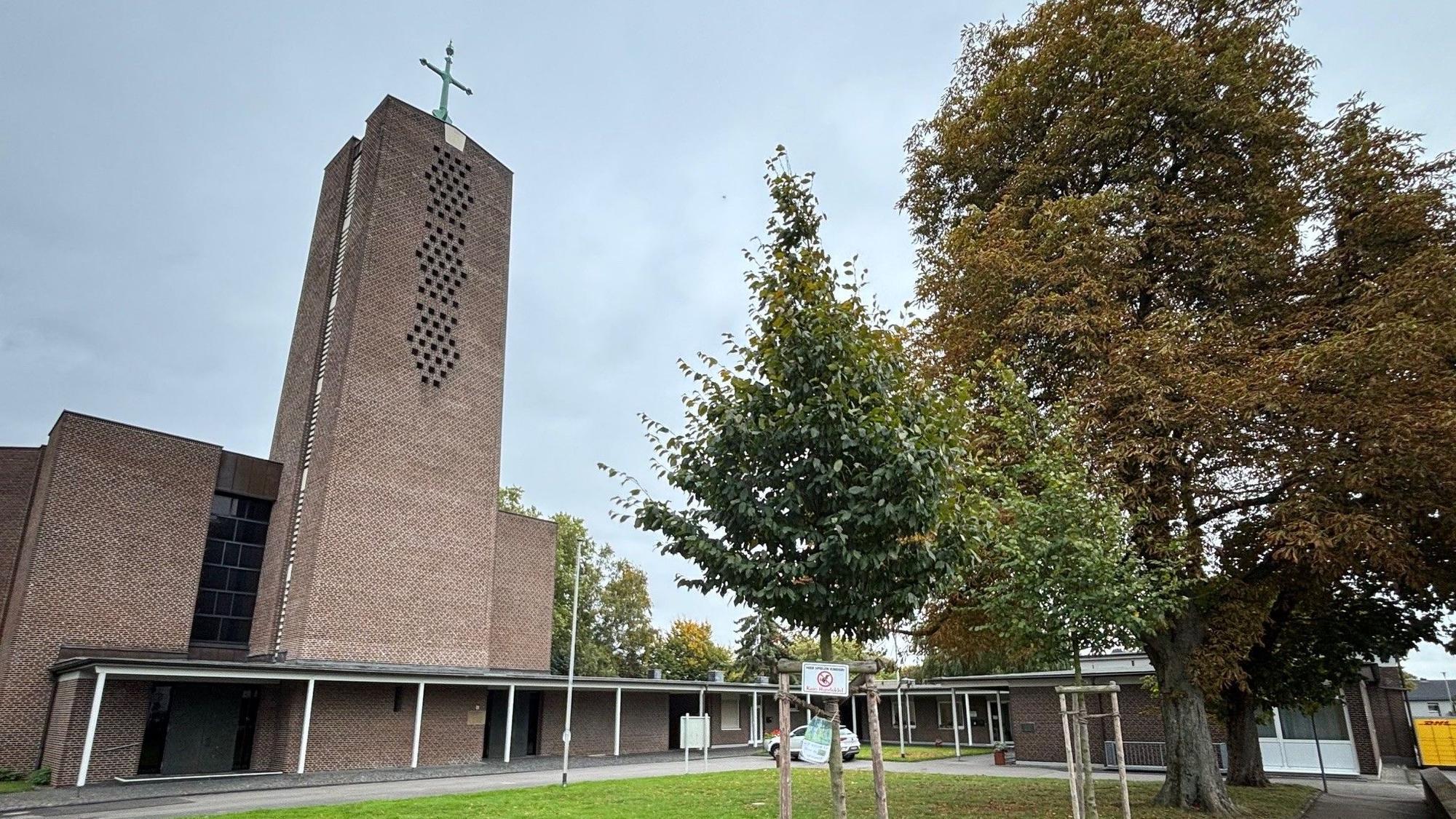 Das Bild zeigt die Kirche St. Ulrich in Frechen-Buschbell.