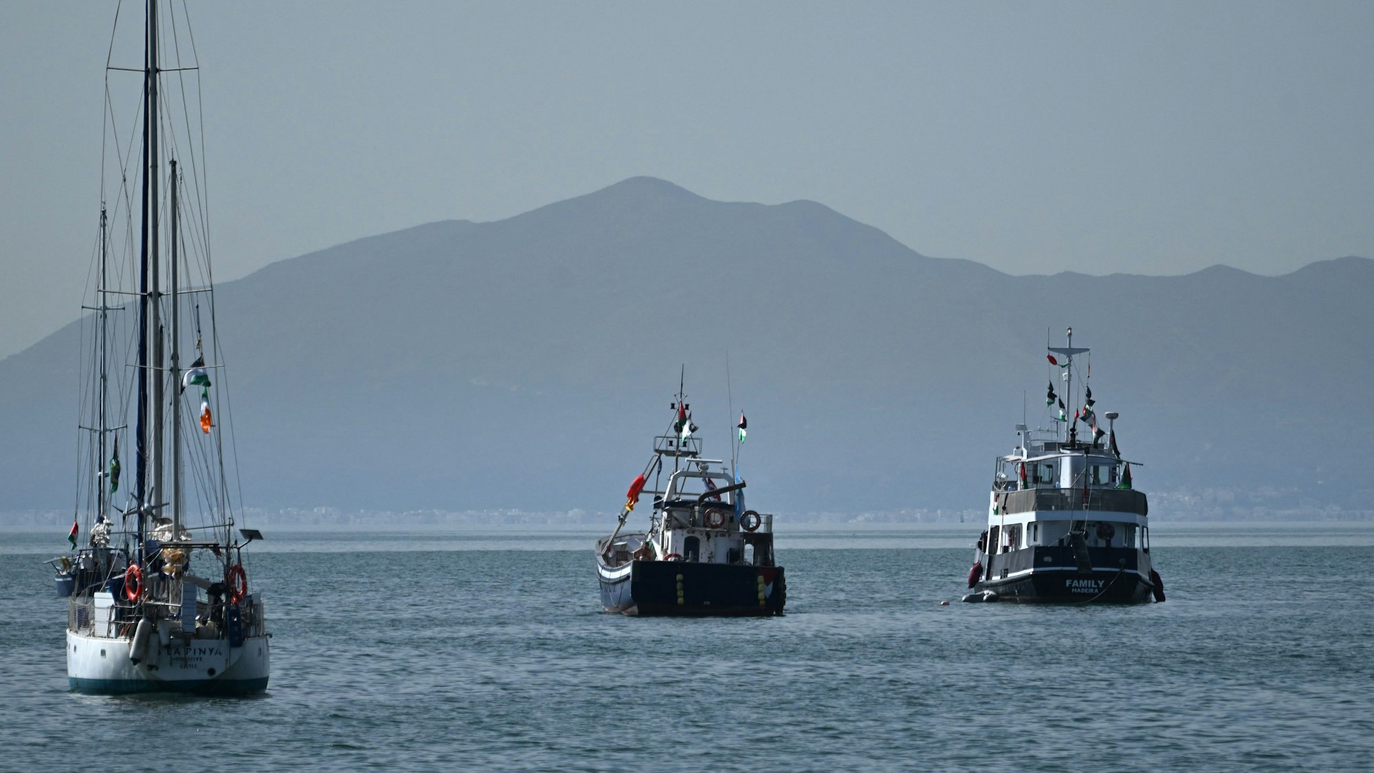 Schiffe der „Global Sumud Flotilla“ im Mittelmeer. Israel hat insgesamt 42 Boote in der letzten Woche gestoppt und die Aktivisten an Bord festgenommen. (Archivbild)