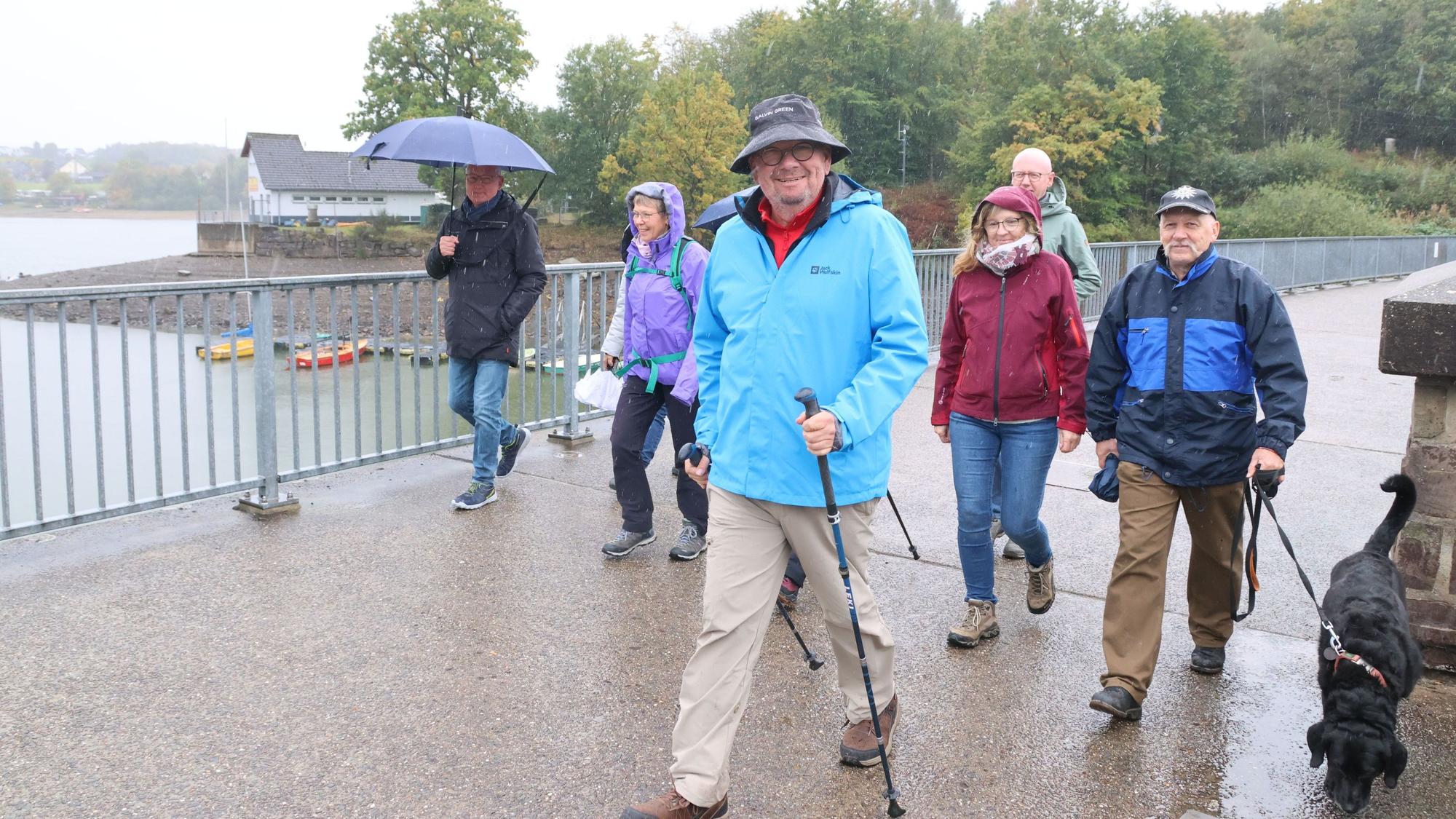 Gut behütet beim Wandern: Der Comedian Bernd Stelter war an der Bruchertalsperre in Marienheide unterwegs und wurde dabei von Gewinnern begleitet, die an einer Verlosung in dieser Zeitung teilgenommen hatten. „Walk & Talk“ war dort die Devise.