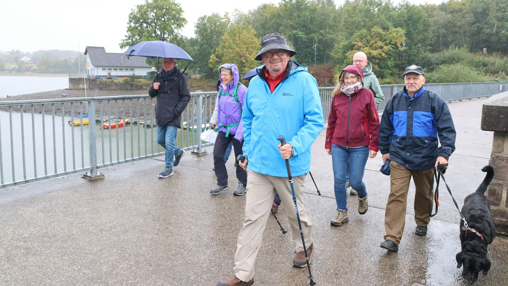 Gut behütet beim Wandern: Der Comedian Bernd Stelter war an der Bruchertalsperre in Marienheide unterwegs und wurde dabei von Gewinnern begleitet, die an einer Verlosung in dieser Zeitung teilgenommen hatten. „Walk & Talk“ war dort die Devise.