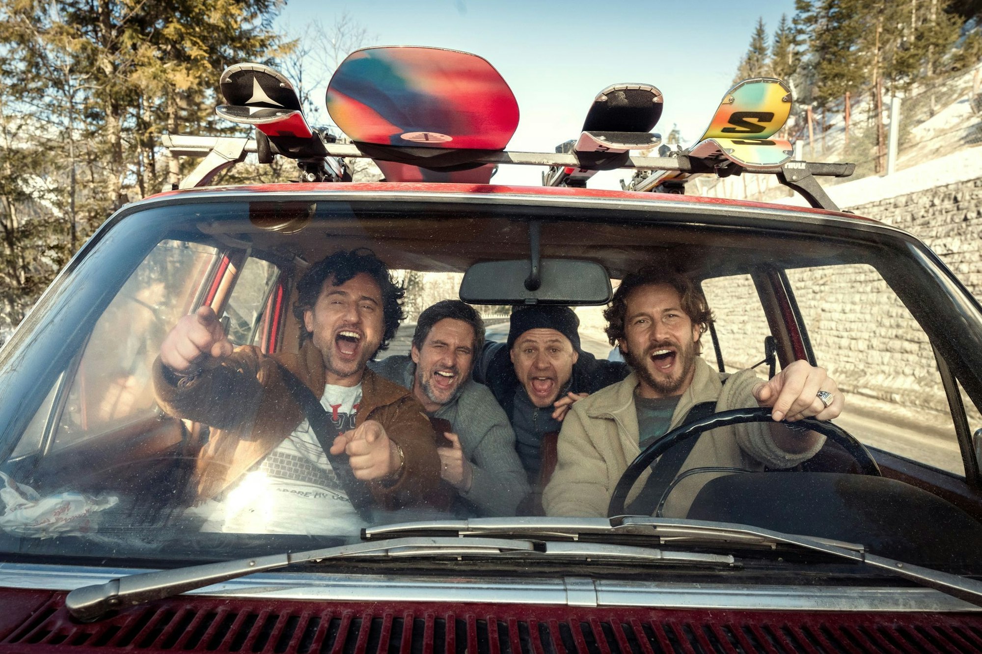 Mitten hinein in die Krise geht es für vier Freunde in der Netflix-Serie «Alphamännchen».