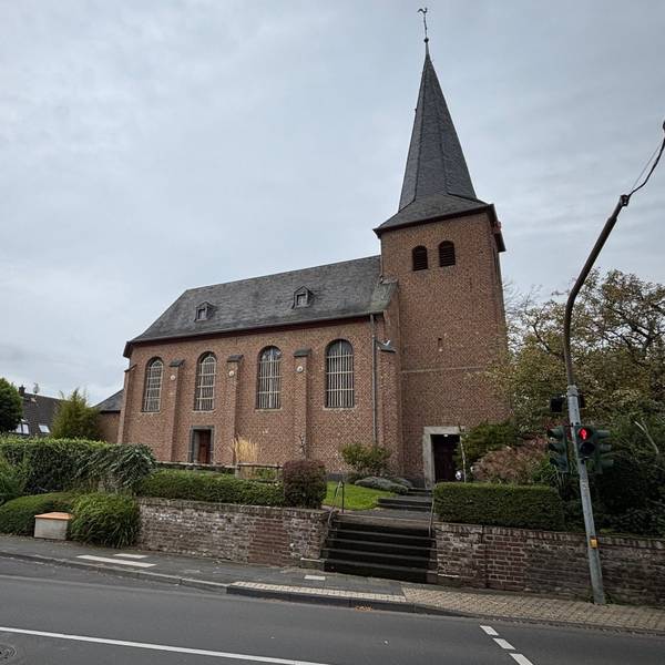 Auf dem Bild ist eine alte Backstein-Kirche zu sehen.