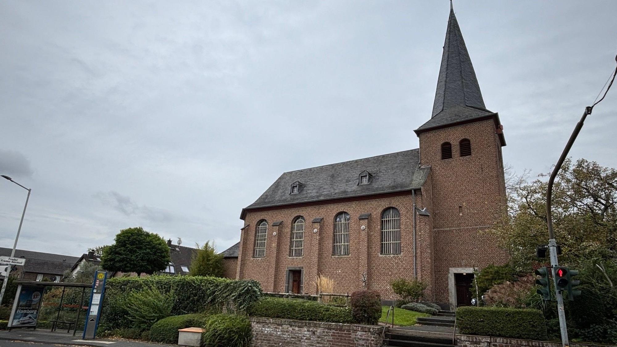 Auf dem Bild ist eine alte Backstein-Kirche zu sehen.