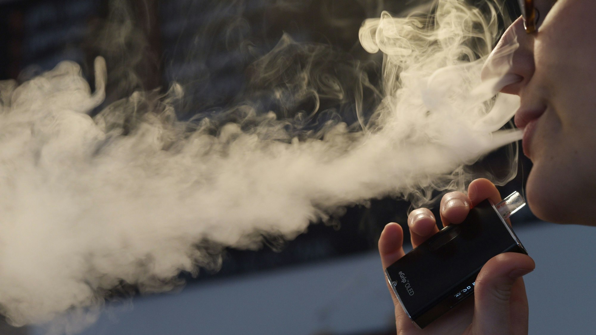 E-Zigarette mit temperaturgesteuerter Sicherheitsschaltung und Display