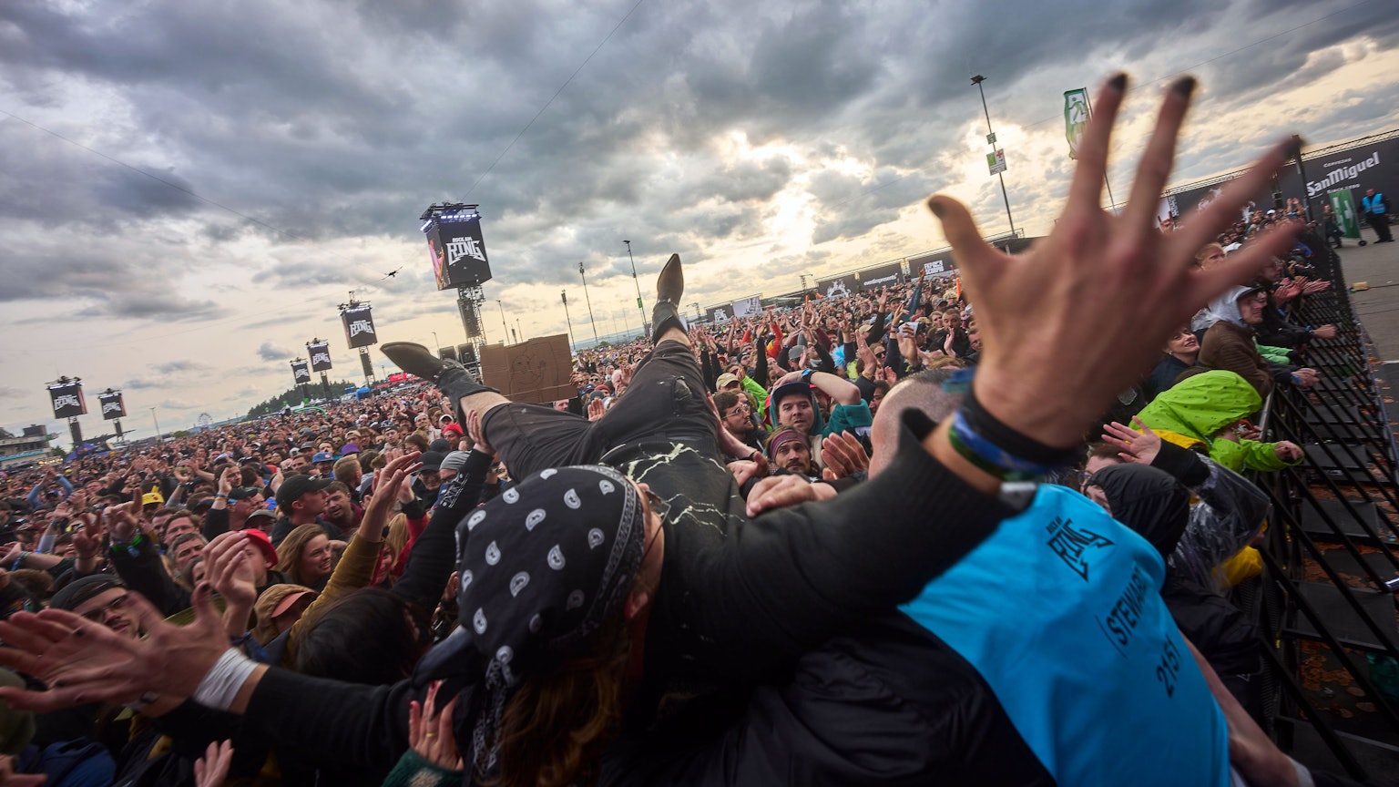 Nürburg: Ein Besucher wird beim Crowdsurfen beim Auftritt der „Beatsteaks“ beim 40. Rock am Ring im Juni 2025 durchs Publikum gereicht.