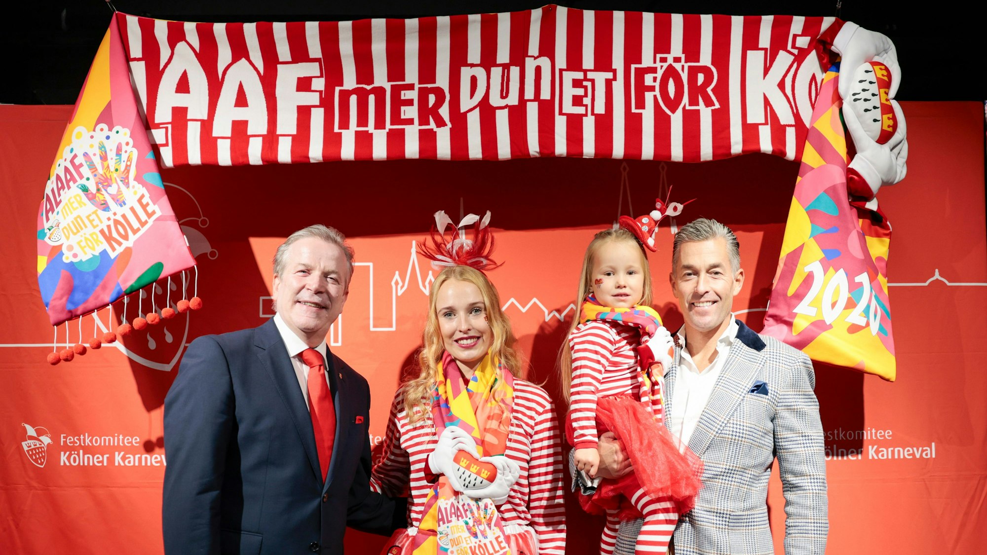 Festkomitee-Präsident Christoph Kuckelkorn (links) und Deiters-Chef Herbert Geiss präsentierten den Deiters-Schal.