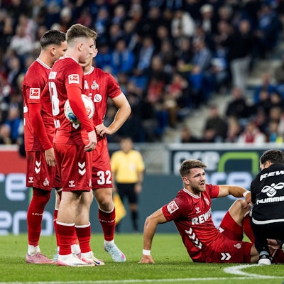 Entwarnung bei Jan Thielmann (r.): Der FC-Angreifer trug beim 1:0 in Hoffenheim keine ernsthafte Verletzung davon.