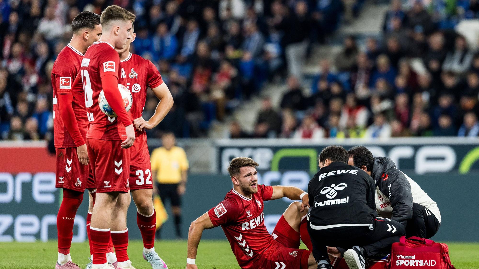 Entwarnung bei Jan Thielmann (r.): Der FC-Angreifer trug beim 1:0 in Hoffenheim keine ernsthafte Verletzung davon.