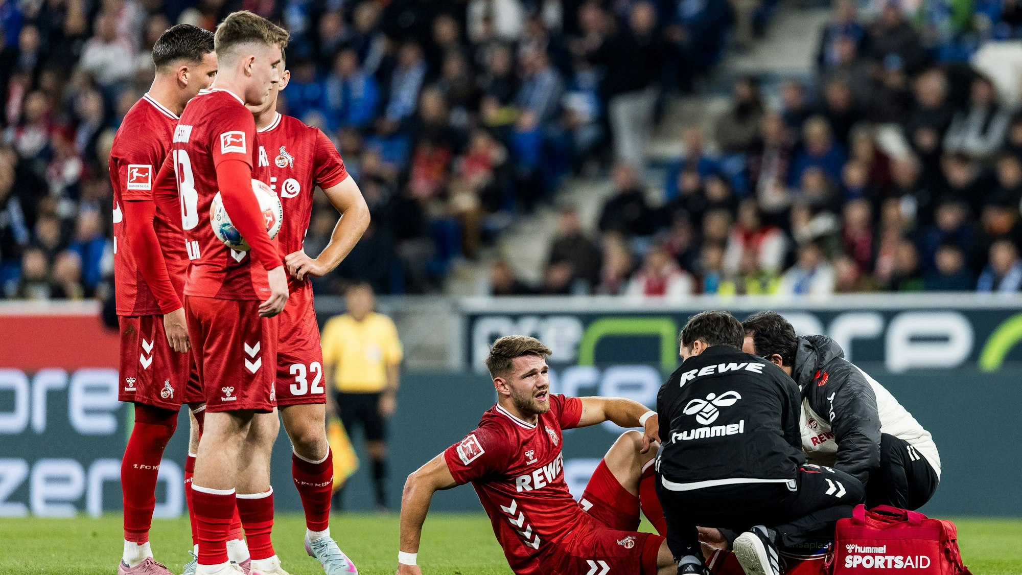 Entwarnung bei Jan Thielmann (r.): Der FC-Angreifer trug beim 1:0 in Hoffenheim keine ernsthafte Verletzung davon.