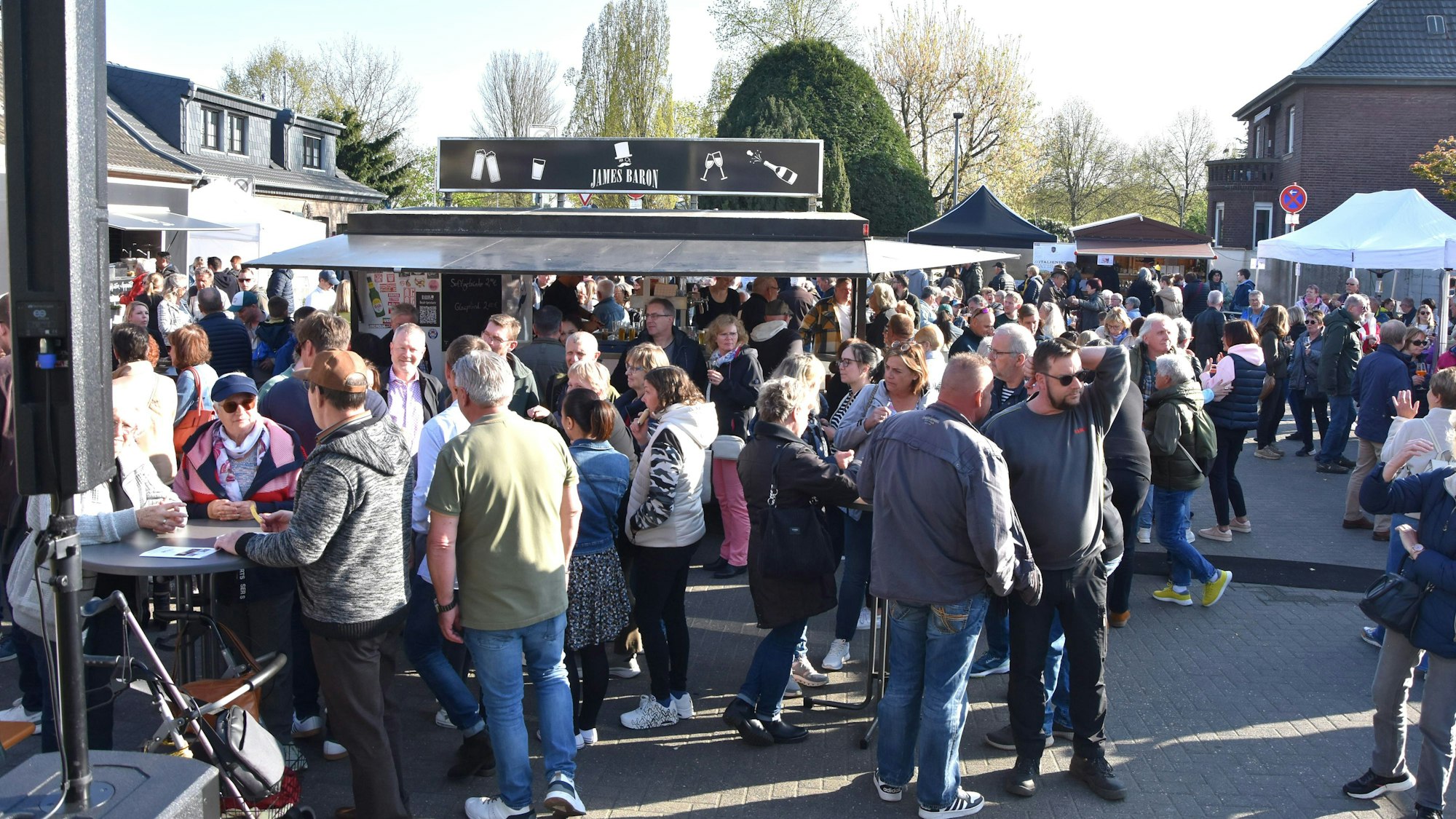 Das Foto zeigt Menschen auf einem Feierabendmarkt.