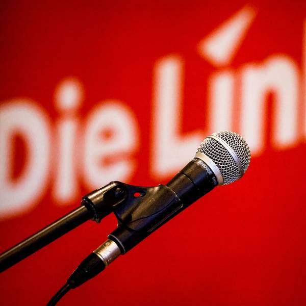 Ein Mikrofon hängt vor dem Landesparteitag der Partei Die Linke Bremen im Bürgerhaus Mahndorf vor einem Parteilogo. In einem Leitantrag zieht die Partei eine Bilanz der aktuellen Legislaturperiode. +++ dpa-Bildfunk +++