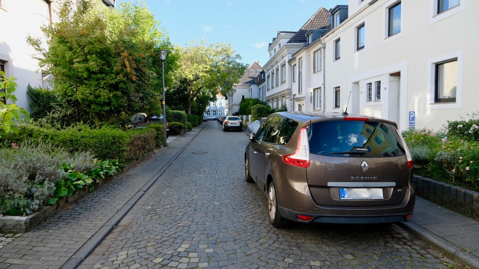 Blick auf parkende Autos auf der Sielsdorfer Straße in Lindenthal.