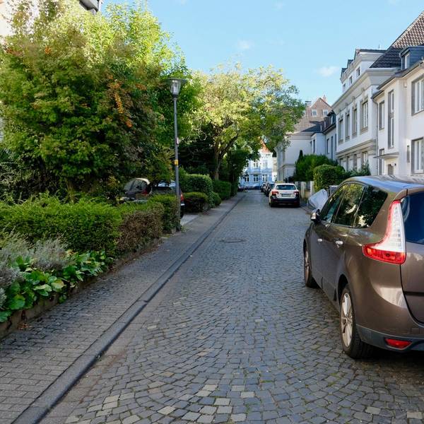 Blick auf parkende Autos auf der Sielsdorfer Straße in Lindenthal.