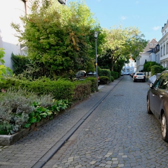 Blick auf parkende Autos auf der Sielsdorfer Straße in Lindenthal.