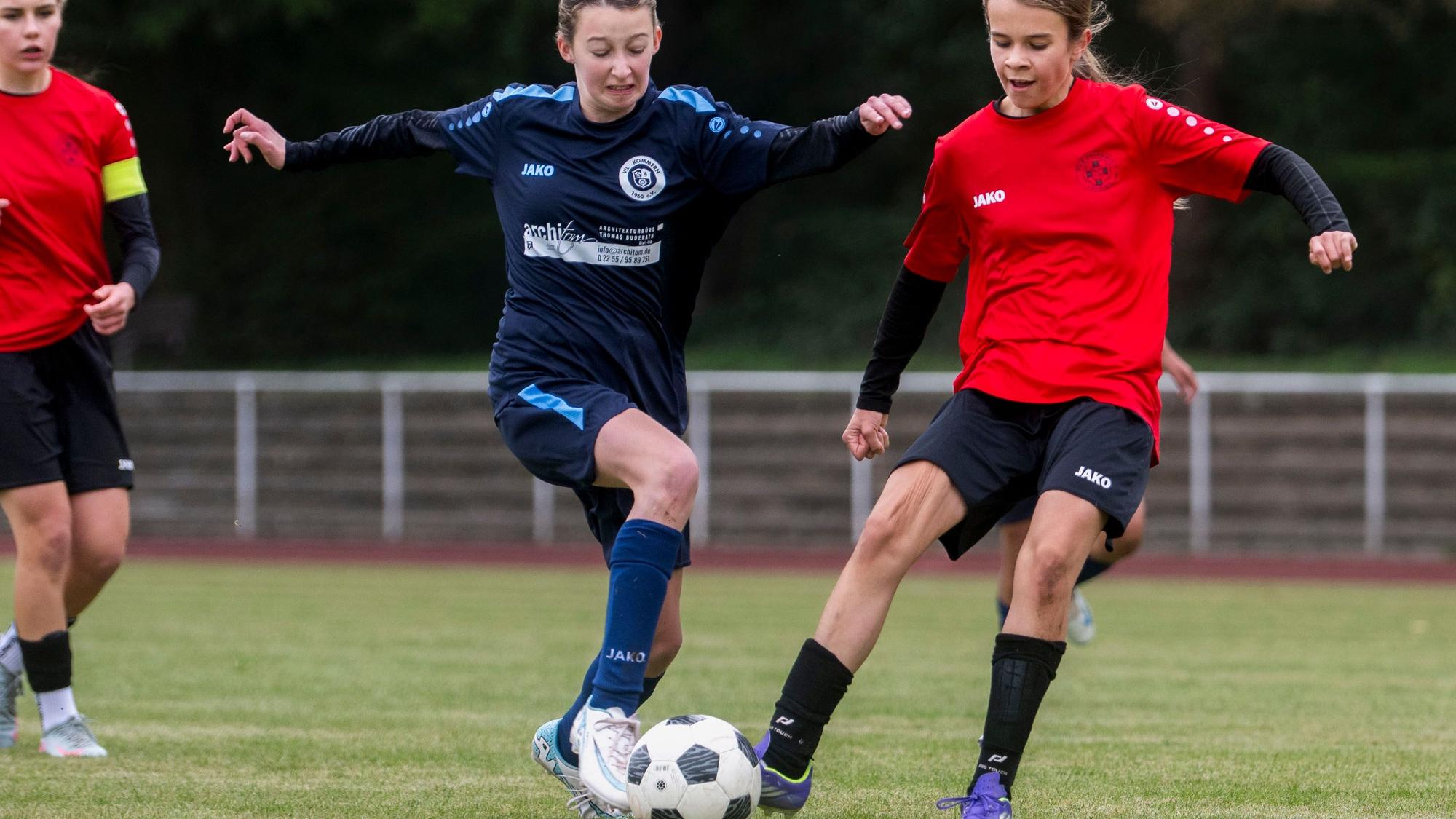 Zwei Spielerinnen aus Kommern und Zülpich kämpfen um den Ball.