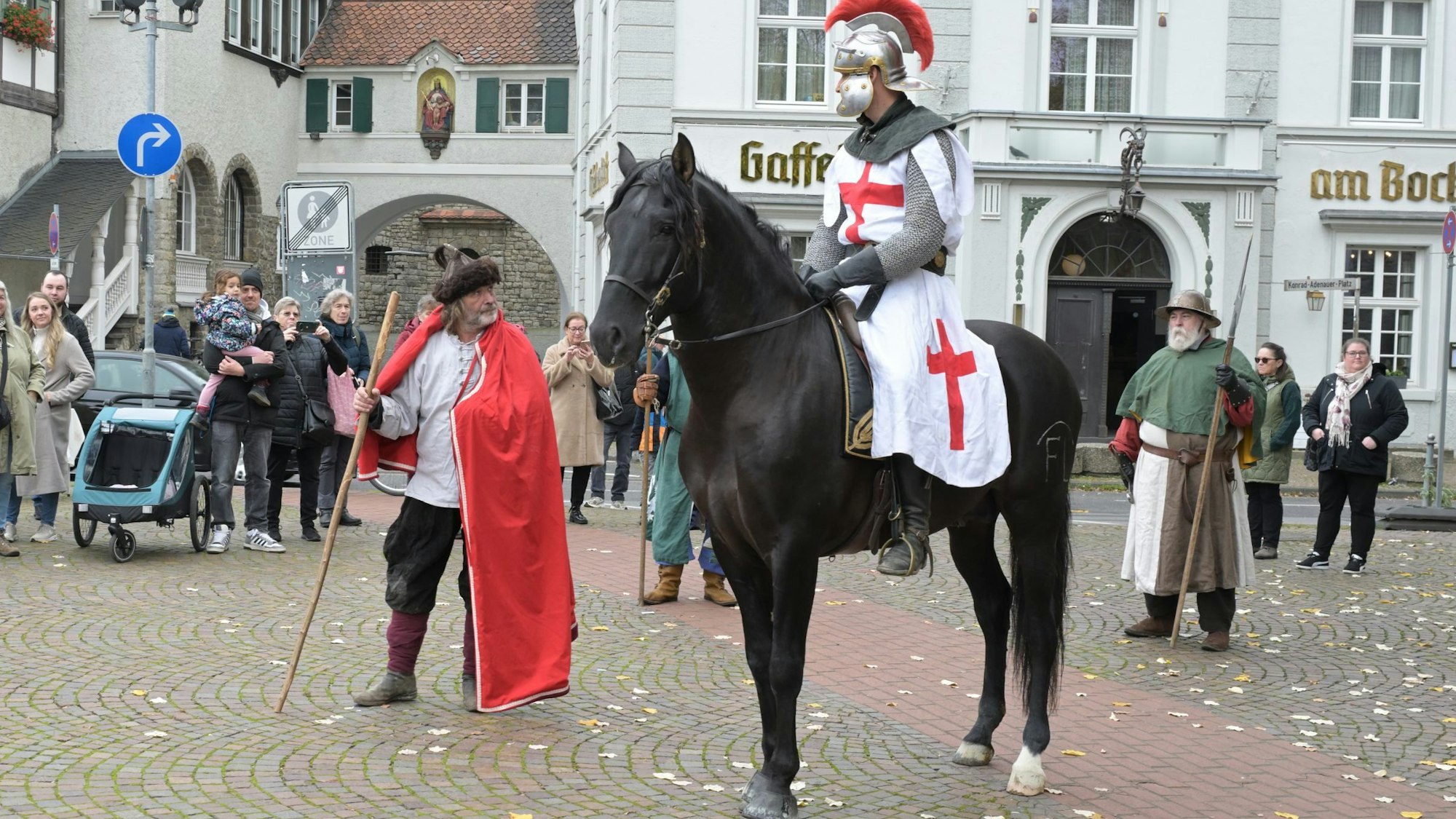Martinsspiel mit einem mittelalterlichen Martinsdarsteller auf dem Konrad-Adenauer-Platz in Bergisch Gladbach.