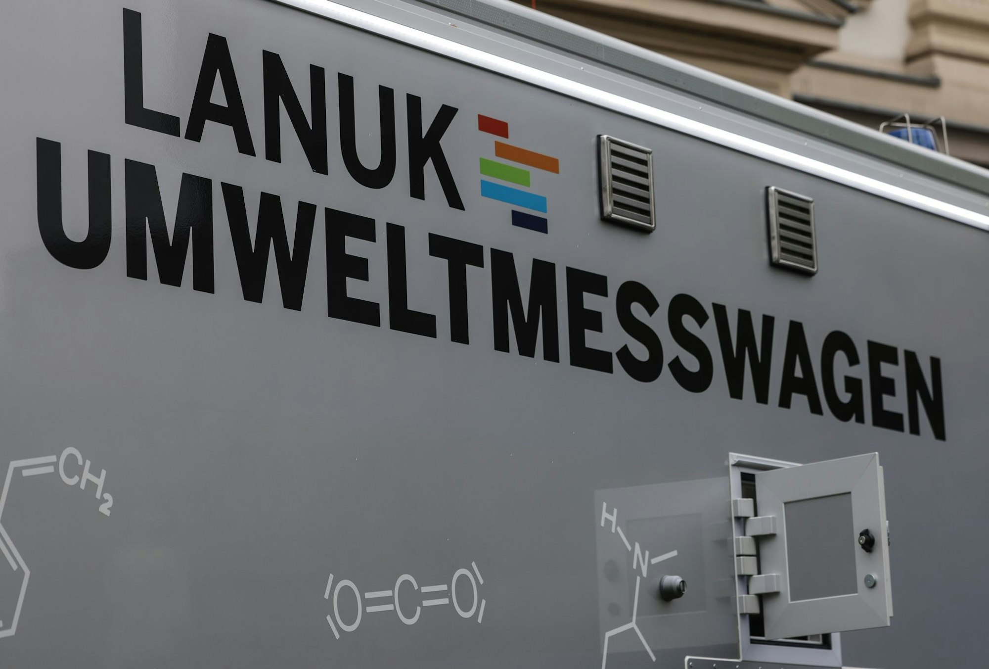 In diesem mehr als eine Million Euro teuren Messwagen können mehr als 1.000 Luft-Schadstoffe in Sekundenschnelle analysiert werden.