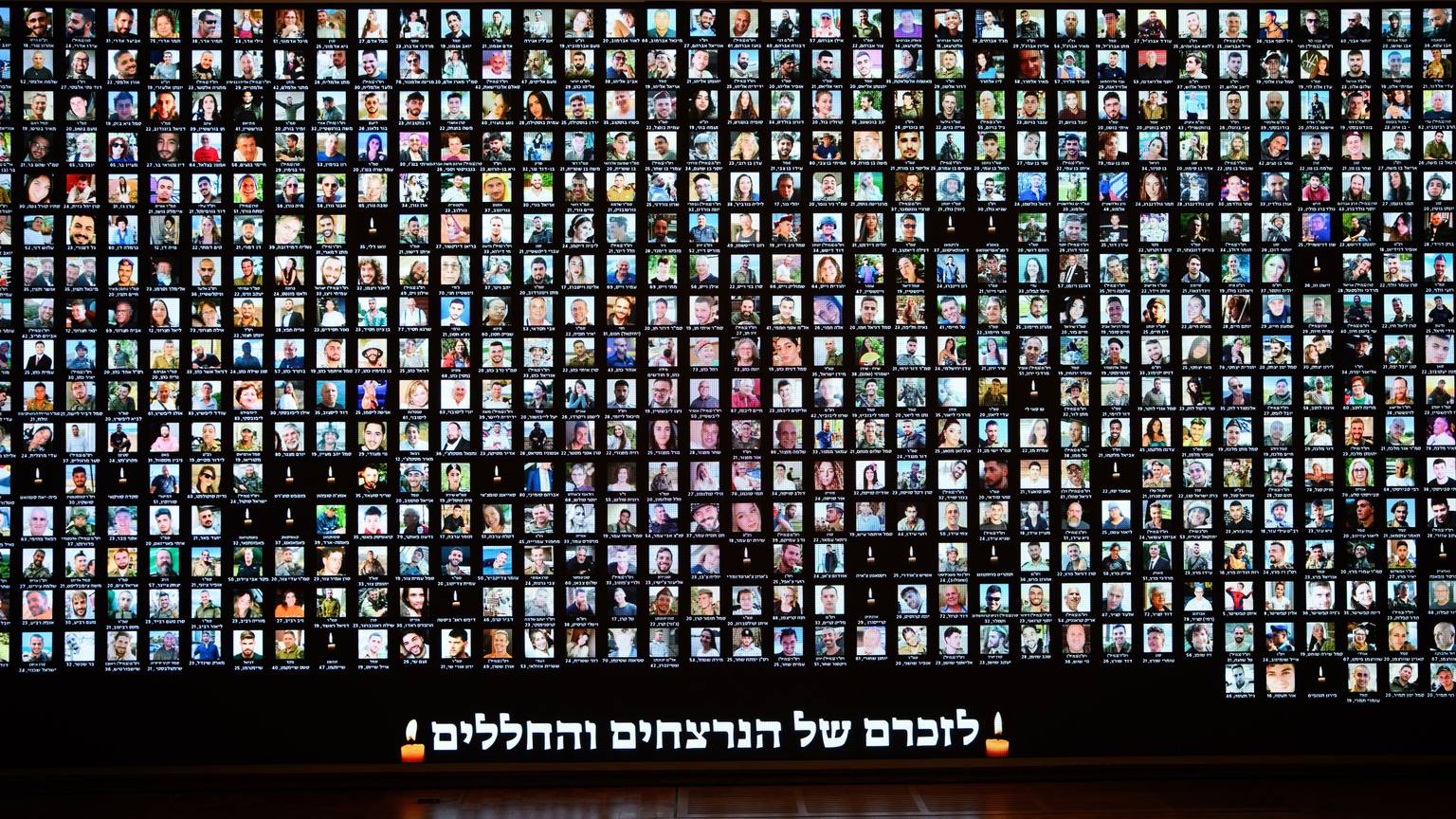 In der Jerusalemer Nationalbibliothek sind Fotos der Opfer des Massakers vom 7. Oktober 2023 zu sehen.