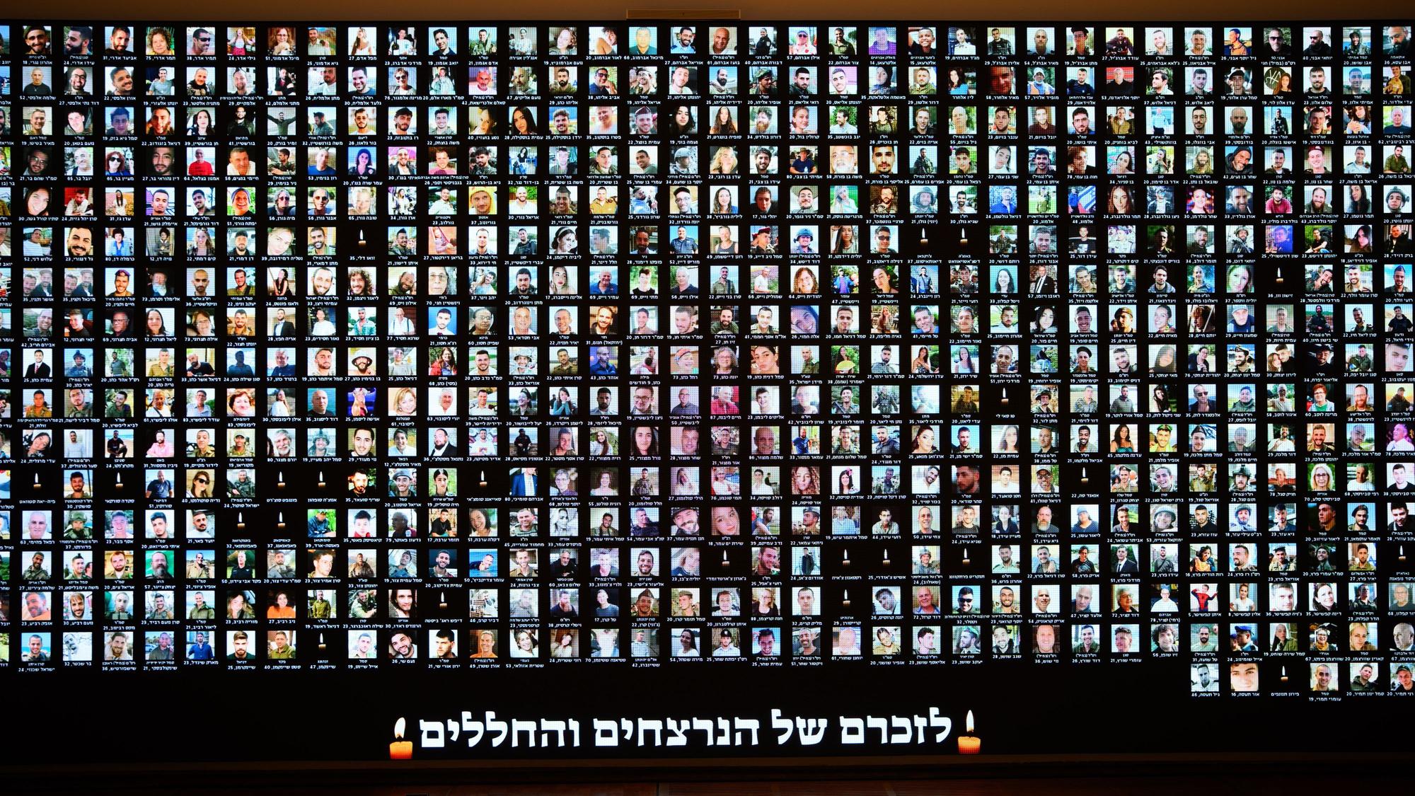In der Jerusalemer Nationalbibliothek sind Fotos der Opfer des Massakers vom 7. Oktober 2023 zu sehen.