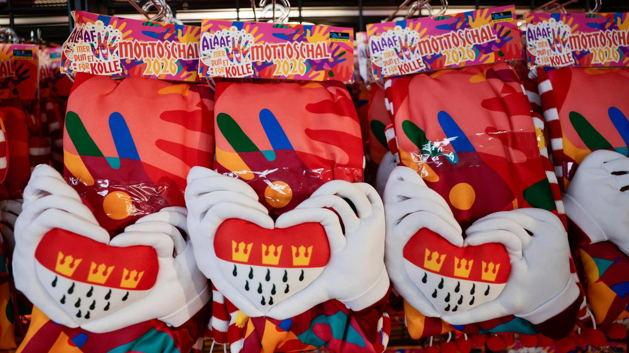 Zwei zum Herz geformte Hände zieren den Mottoschal.