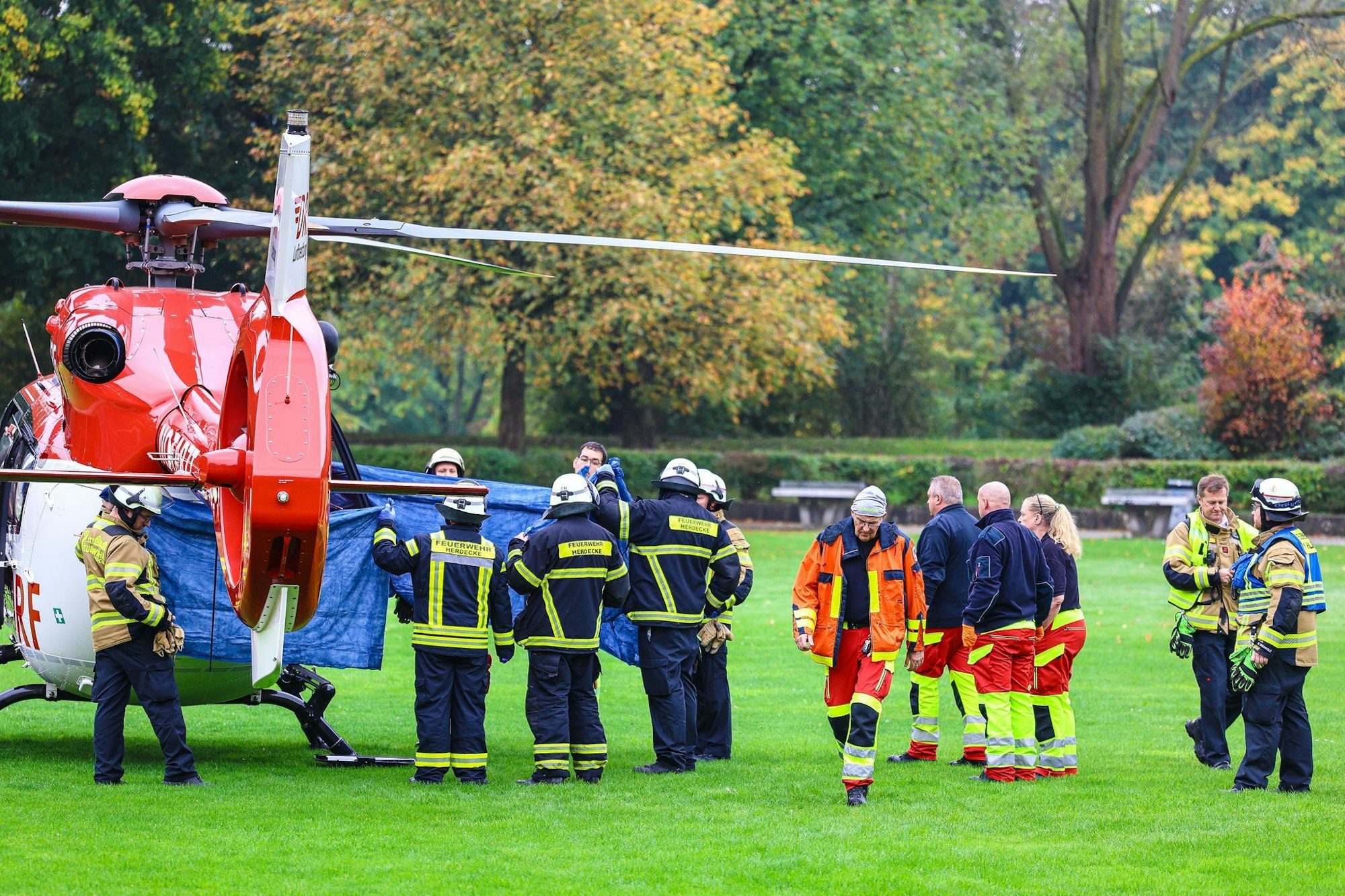Ein Rettungshubschrauber brachte die lebensgefährlich Verletzte in eine Klinik.