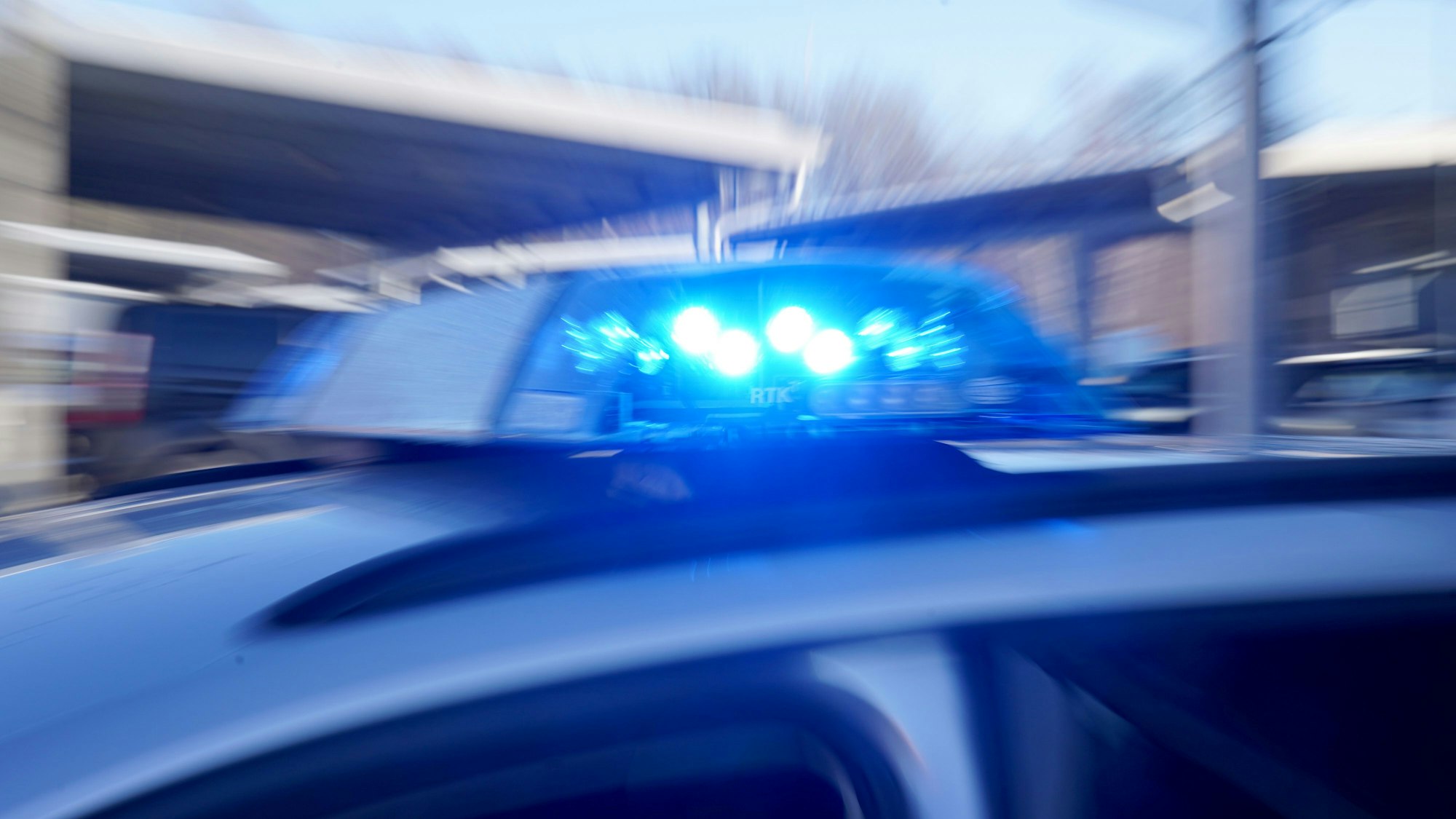 Polizei mit Blaulicht (Symbolfoto).