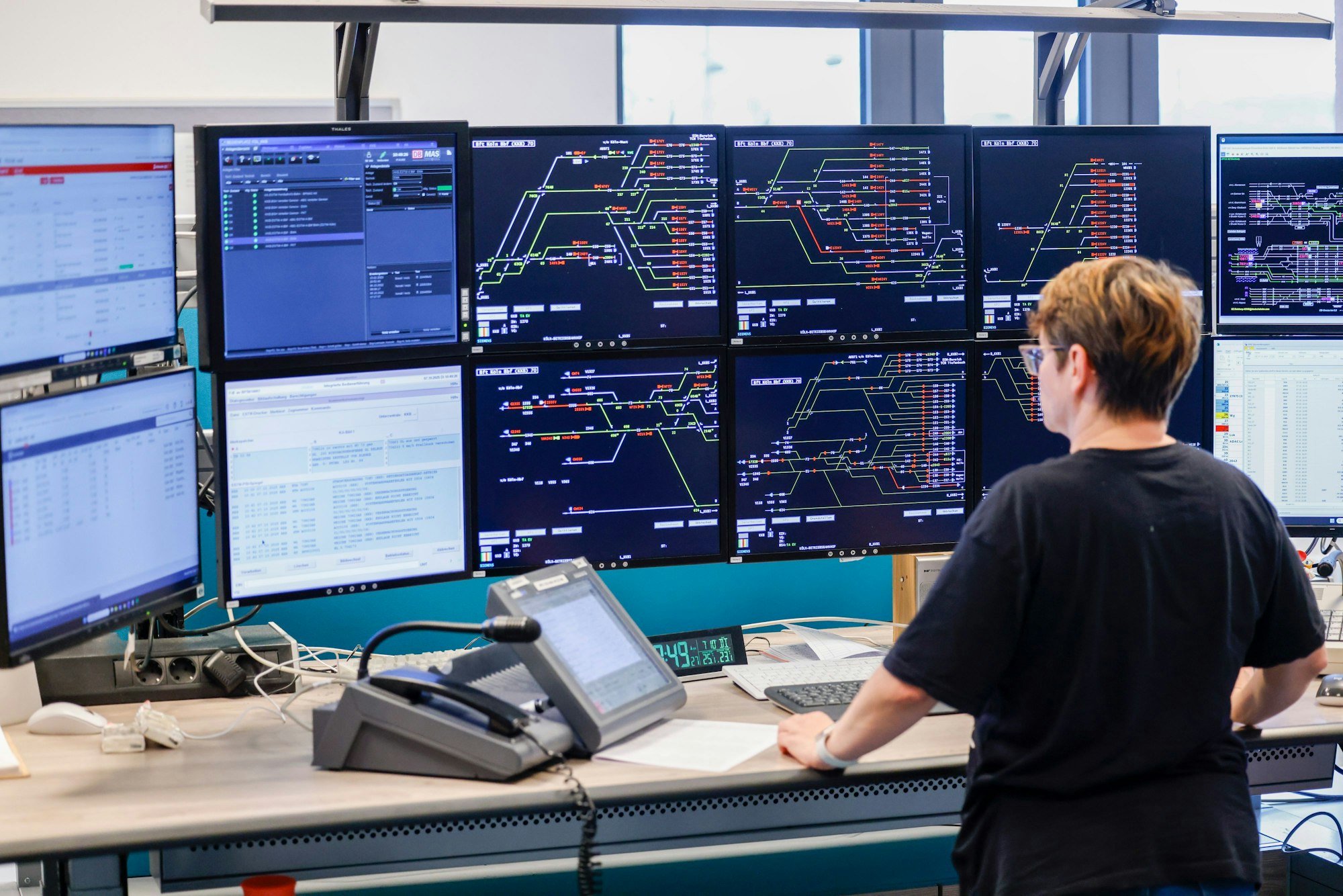 Eine Fahrdienstleiterin steuert in einem neuen elektronischen Stellwerk den Zugverkehr im Kölner Hauptbahnhof.