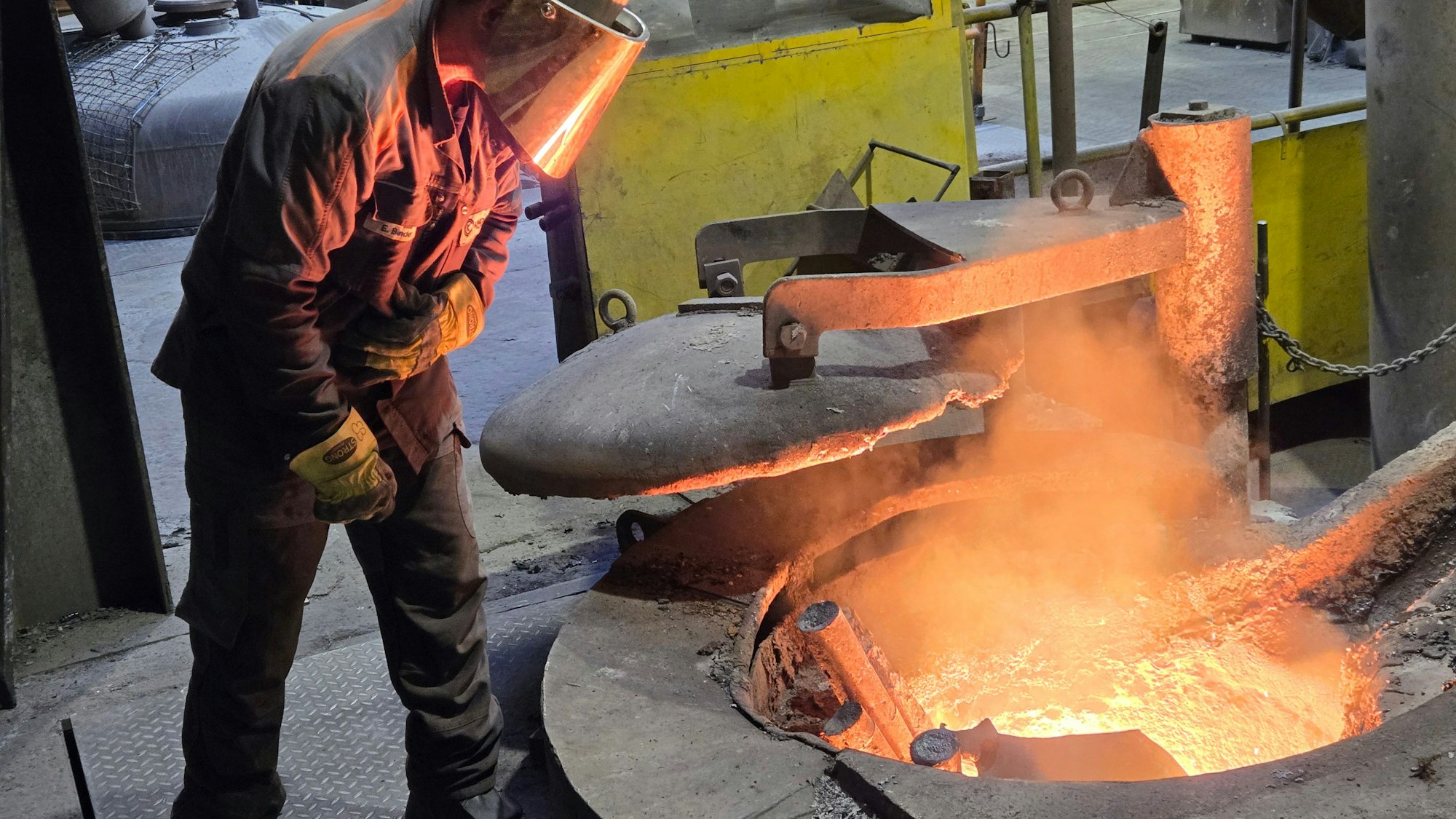 Ein Arbeiter am Schmelzofen.