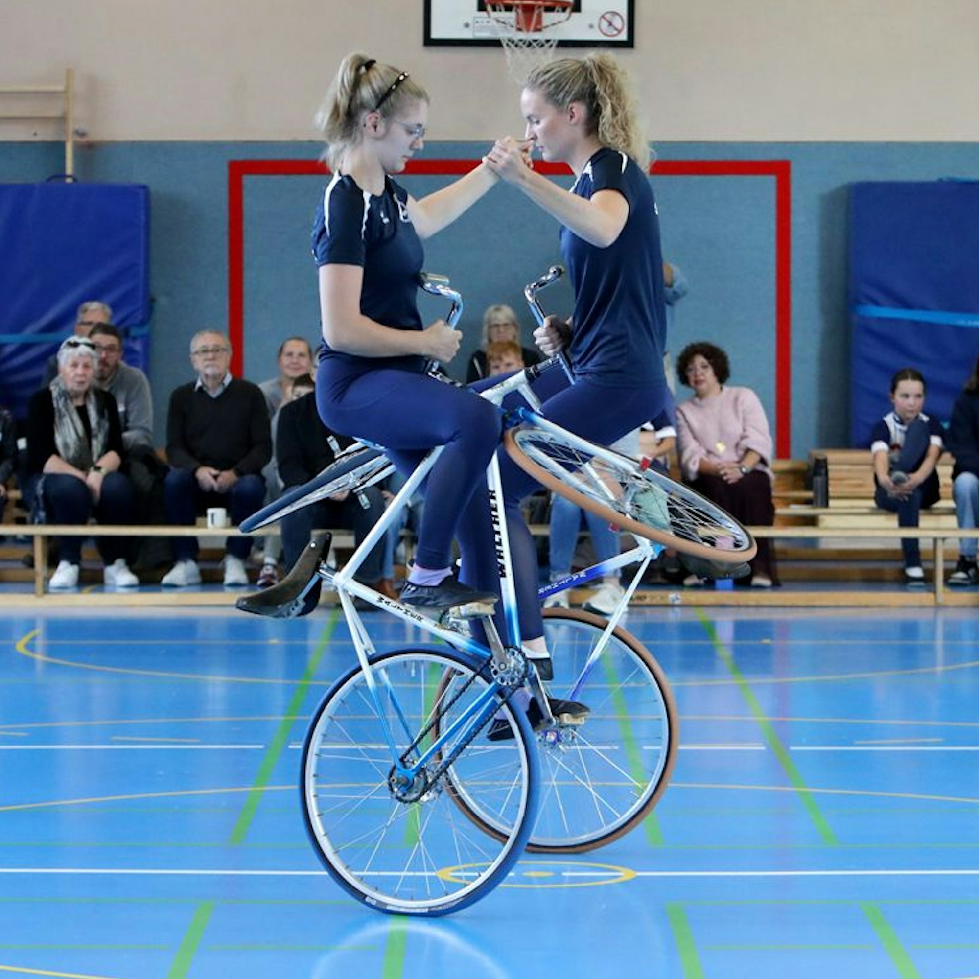 Kunstradfahren in Siegburg: Julia Laufenberg (links) und Leonie Lippok führen eine 2er-Kür auf.