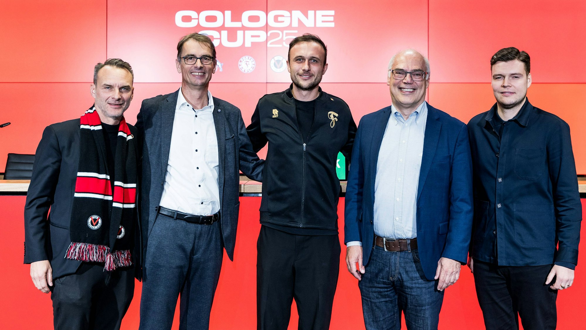 Cologne Cup25 Pressekonferenz 01.10.2025 vl: Holger Kirsch Präsident Viktoria Köln, Dr. Andreas Dartsch stv. Vorstandsvorsitzender Sparkasse KölnBonn, Niklas Müller Geschäftsführer Fortuna Köln, Dirk Brennecke Geschäftsführer Fußball-Verband Mittelrhein, Lukas Berg Technischer Direktor 1. FC Köln