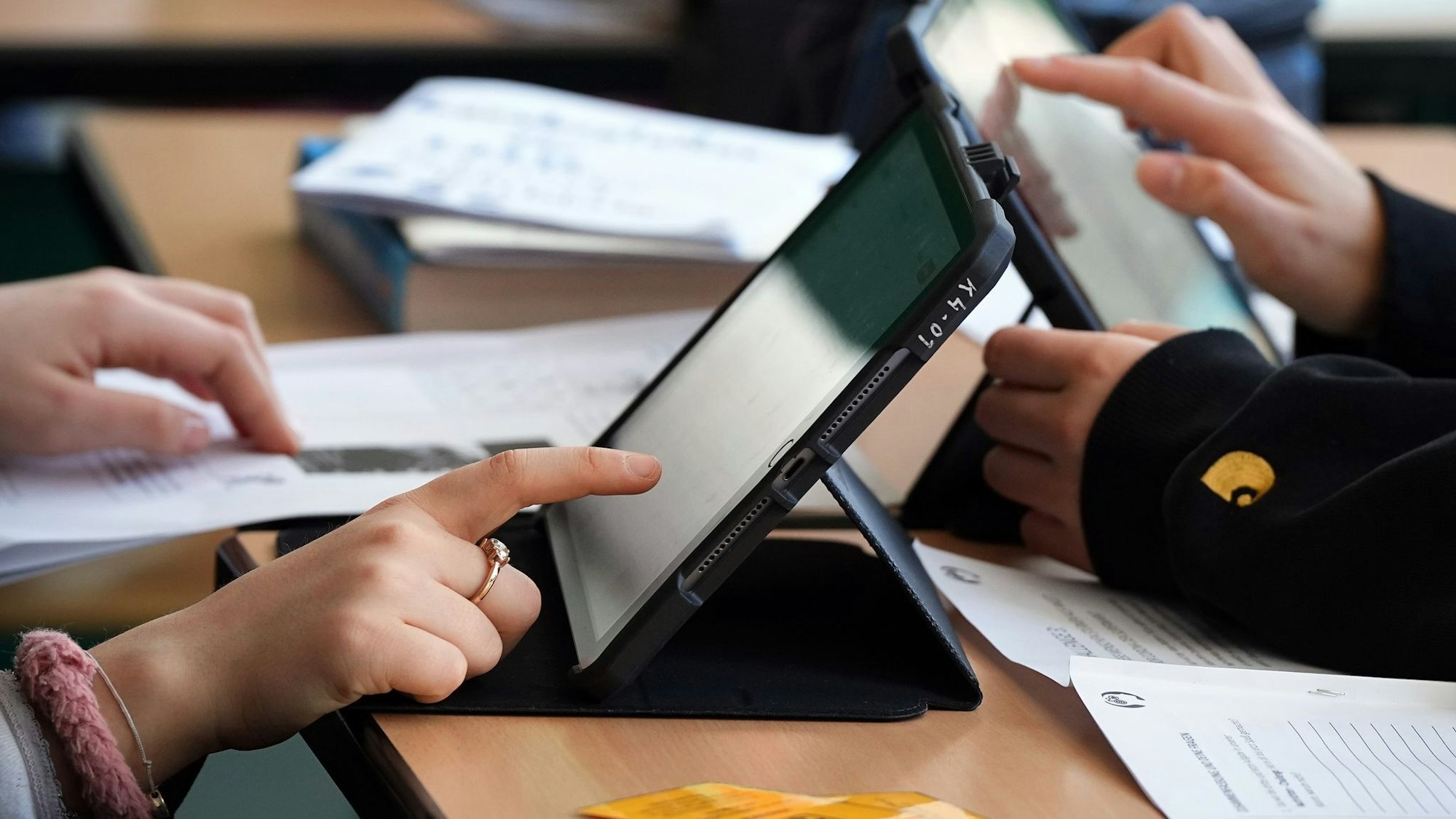 Lernen am Tablet oder Papier? Für das Lernen neuer Wörter an Grundschulen macht das einer aktuellen Studie zufolge keinen großen Unterschied. (Symbolbild)