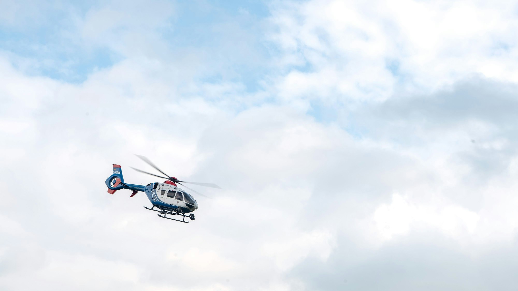 Ein Polizeihubschrauber im Einsatz.