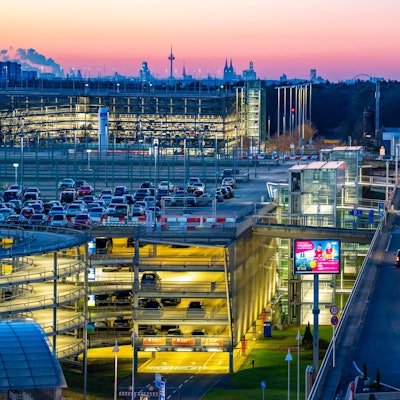 Parkhäuser des Flughafen Köln-Bonn und die Skyline der Kölner Innenstadt (Archivfoto).