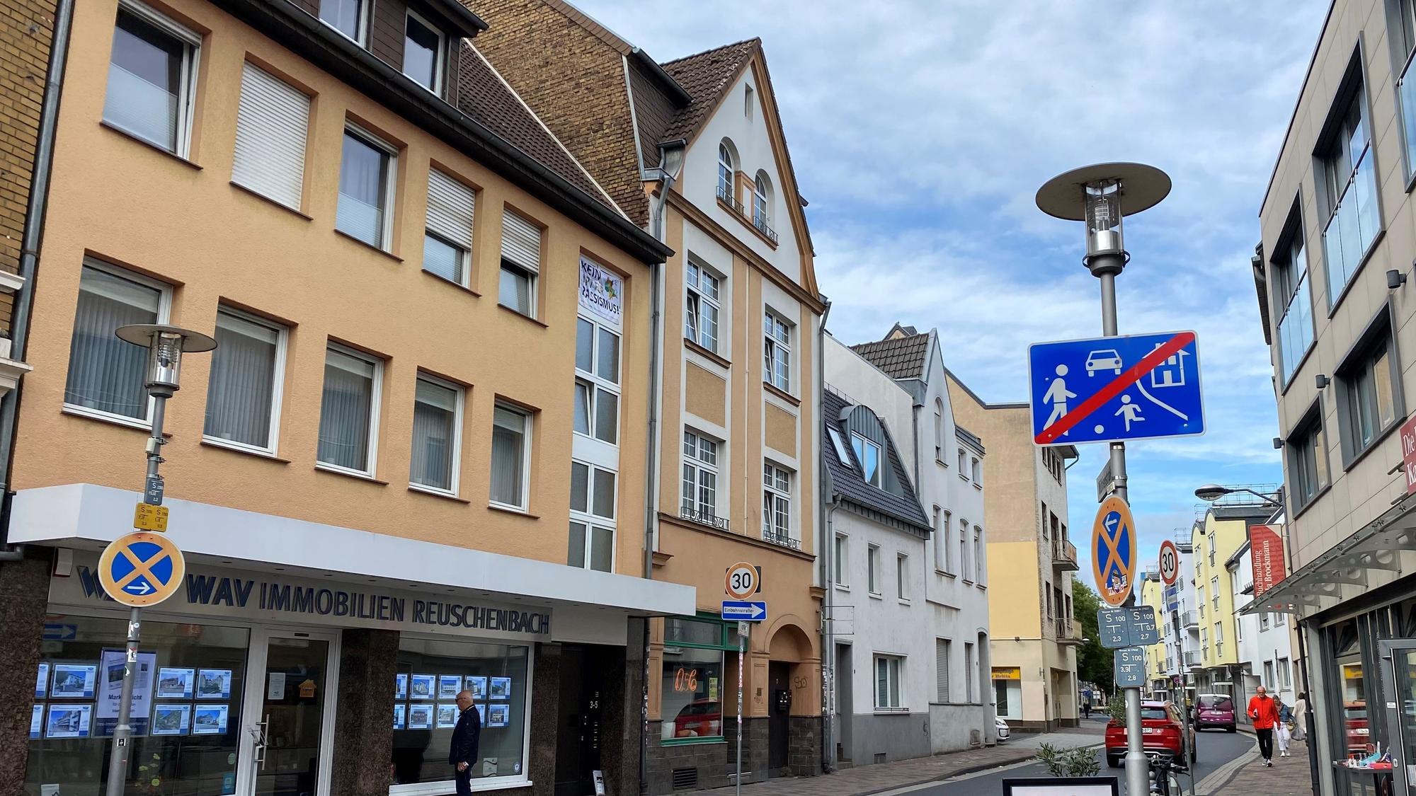 Zu sehen ist eine Häuserzeile in der Brühler Innenstadt.