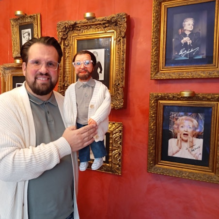 Das Foto zeigt Sascha Roleff mit einer Handpuppe.