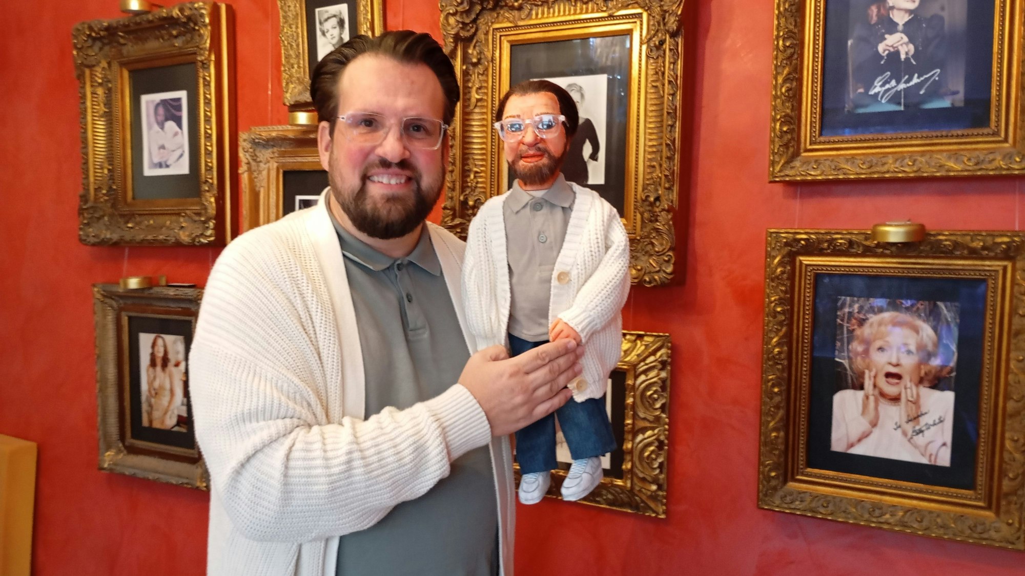 Das Foto zeigt Sascha Roleff mit einer Handpuppe.