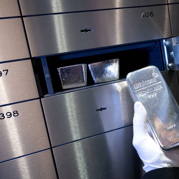 Ein Mann legt beim Edelmetallhändler Pro Aurum einen Silberbarren in ein Schließfach in einem Tresorraum.