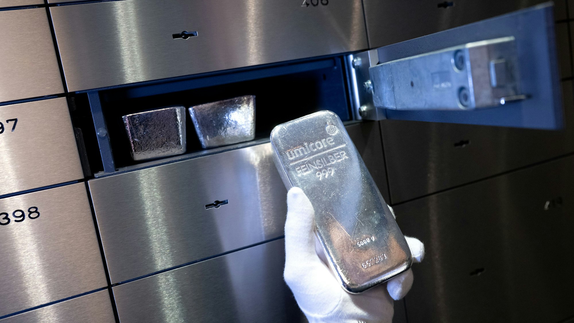 Ein Mann legt beim Edelmetallhändler Pro Aurum einen Silberbarren in ein Schließfach in einem Tresorraum.