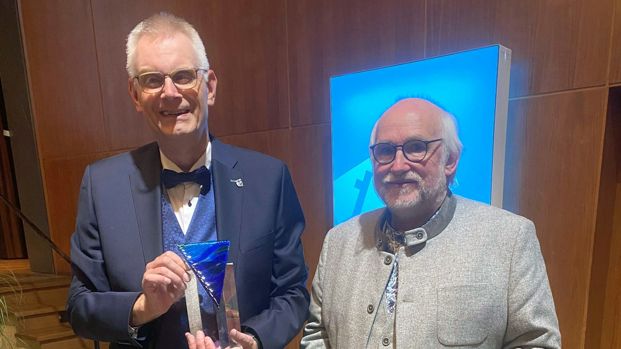 Als Abschiedsgeschenk erhielt Ludger Banken eine Stele der Glaskünstlerin Helga Feuser-Strasdas.