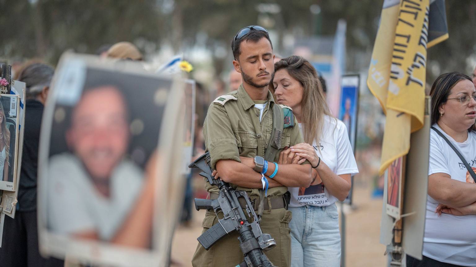 07.10.2024, Israel, Reim: Angehörige und Freunde trauern auf dem Gelände des Nova Festivals anlässlich des ersten Jahrestages des Hamas-Angriffs auf Israel.